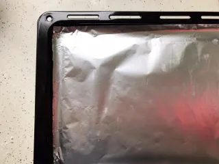 玫瑰花红糖小酥饼,烤盘铺上锡纸