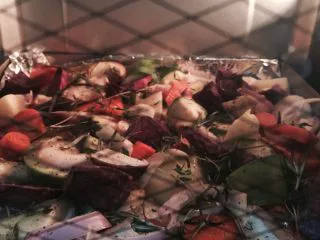 迷迭香烤时蔬,烤箱预热后170度烤30分钟然后拿出把蔬菜均匀翻动 再170度烤30分钟 如果闲时间长可以提高温度 还是要记得蔬菜翻动几下! 土豆软了就行了