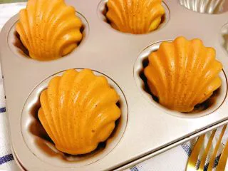 花生酱夹心玛德琳蛋糕,出炉马上脱模放在晾架上 再继续去烤第二盘