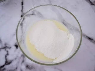 香葱肉松蛋糕卷,筛入低筋面粉，分两次筛入，每次筛入都要拌匀才能再筛入下一次