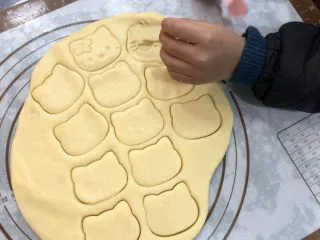 可爱KT小饼干,用模具按压，压好的图案用硅胶刀移到不粘烤盘上