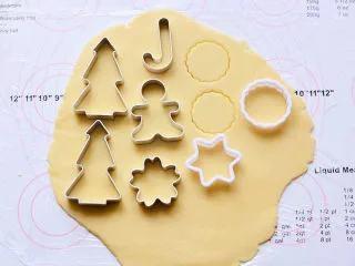 圣诞糖霜饼干,取出冷藏好的面团,擀成0.3CM左右的薄片,用饼干模具压出自己喜欢的图案