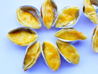 网红蛋挞皮芒果酥,两面都刷上。