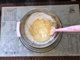 圣诞咖啡奶油蛋糕,12、将混合好的蛋糕糊倒入到剩下的一半棉花糖蛋白霜中。