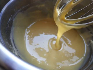 摩卡大理石纹戚风,拌好的面糊很柔顺无颗粒