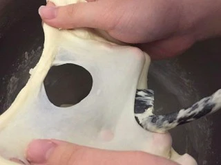 蒜香香肠热狗面包,撤出薄膜,洞口像这样光滑的就可以停手了。