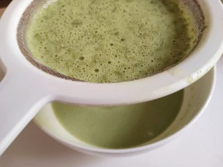 抹茶千层蛋糕,把面糊过筛3次,这样能把没混合好的面疙瘩筛出去,做的饼皮也更加细腻