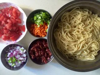 番茄牛肉意大利面,把意大利面在烧开的水里(水里放适量盐和橄榄油,防止面黏糊)煮大概15分钟,心不硬为准,捞出沥干水分加入橄榄油拌匀(加油也是为面更有Q劲)。牛肉末加生抽,盐,橄榄油黑胡椒粉,腌制15分钟,胡萝卜,洋葱,青椒,西红柿皆切成小丁块备用。