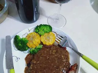 黑胡椒牛排酱汁,最后就是加入半片芝士或者一块奶酪。（中小火熬制融化就可以出锅啦！😬）味道真心比一般西餐厅的要好吃太多了！最主要成本不高自己在家就可以过二人世界啦😍