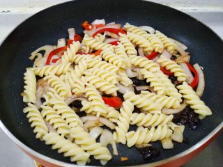 快手正餐 豉香螺旋意面（西餐中做）,意面沥干水分，倒入一起翻炒一分钟。