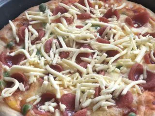 意式烤肠披萨,再薄薄放一层芝士。200度烤5分钟即可。