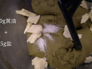 爆浆抹茶冰心面包,加入软化的黄油，再加5g盐。