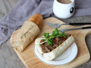 多汁碎牛排三明治,在牛排肉上加上芹菜叶装饰一下