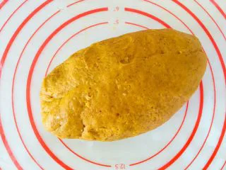 枸杞红枣饼干,揉成团。