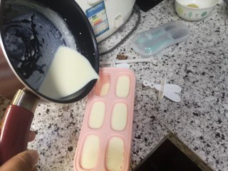 宝宝无糖奶酪棒,倒入奶酪液