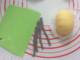 卡通果蔬馒头-小蜜蜂,用黑芝麻面团搓出一条条备用