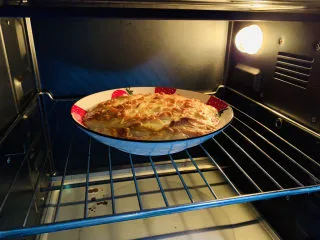 芝士焗土豆泥,芝士碎颜色有点焦，就可以出炉