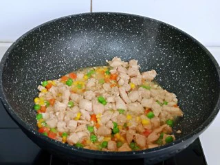 披萨新吃法~奥尔良鸡丁披萨,加入白砂糖提鲜,大火收汤至浓稠即可关火,盛出备用。