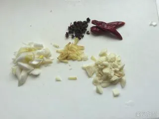 秘制干煎三文鱼 ,腌制过程中，准备调料葱，姜，蒜，辣椒，麻椒