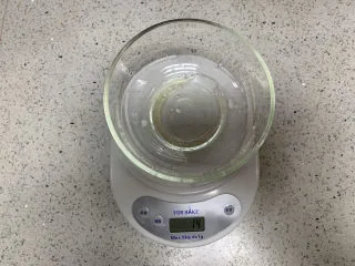 火龙果渐变蛋糕(宝宝辅食),加入14g水,也可以换成酸奶或兑好的配方奶,搅拌均匀使水油混合