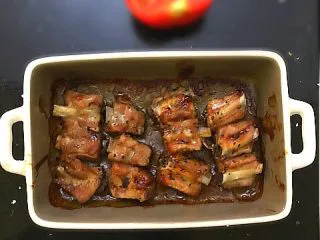 鲍汁焗小排淋酸甜洋葱酱,这时候你会听到烤箱清脆的叮咚声😊,焗排骨做好了。好期待!! 拿出来(再说一遍,戴隔热手套,小心烫啊)是不是感觉好香啦😋