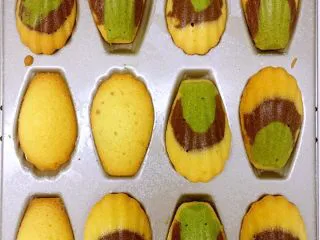 三色法式玛德琳蛋糕,烤好的玛德琳没有开花,也鼓得很好看,表面上色很均匀,颜色很漂亮