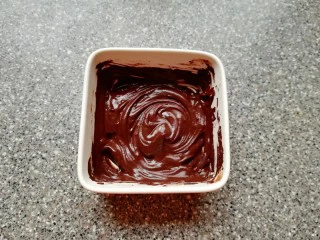 斑马纹戚风蛋糕(8寸),可可粉加入热水化开,搅拌至无干粉无颗粒备用。