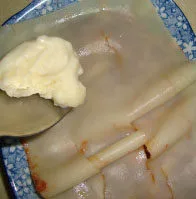 意大利千层面,盘子里抹层红酱，撒上芝士粉，铺一张面皮