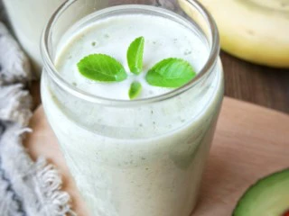 牛油果香蕉奶昔——敲好喝的夏日特饮,最后再装饰一下，开始享用吧。