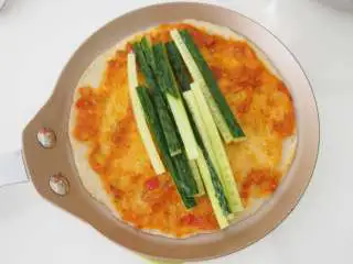 意酱鸡蛋卷饼,裹上黄瓜条或者其他自己喜欢吃的青菜之类