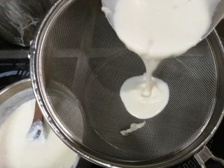 胡萝卜浓汤意面,烧开调味后就需要过滤了，把洋葱和小面旮瘩过滤掉，变的细腻