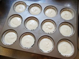 奶酪戚风纸杯,装入裱花袋挤在纸杯中，8分满即可