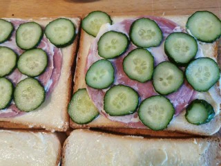 超快手三明治~十分钟就能搞定,铺一层黄瓜片，用生菜也是极好的，只是因为家里没有生菜了，改成黄瓜片代替哈