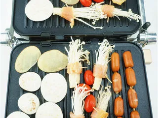 #东菱牛排机测评#爱是几分熟，我只要五分就好,这款牛排机还有另外的功能，是手动的烧烤模式，这个菜单很适合一家几口晚上来个小型烤肉烤菜来调节一下口味，以别于平时不同的中餐。我放了点香肠、土豆、茄子、小番茄、金针菇、猪排来试试。 