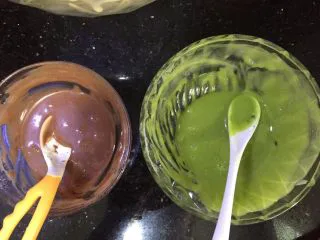 三色法式玛德琳蛋糕,拌好的面糊,分出来2小部分,分别加入可可粉和抹茶粉,搅拌均匀备用