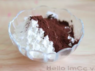 巧克力毛巾卷,面粉和可可粉混合。