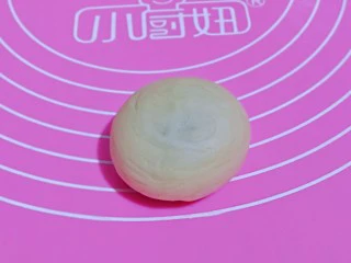 椰香桂花豆沙酥,包子手法包起来，收口朝下。