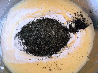 黑芝麻戚风蛋糕,筛入低粉，黑芝麻粉一起放入