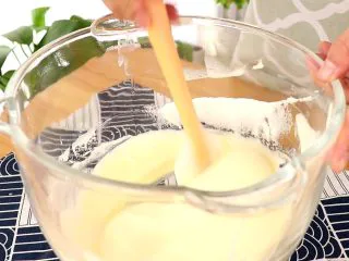 圣诞草莓蛋糕卷,剩下的蛋白霜倒入另一半蛋黄面糊中，同样的翻拌手法，翻拌均匀，装入裱花袋中