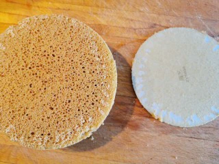 红糖发糕的家常做法（1个蛋）,用手扒开，使发糕跟蛋糕底分离