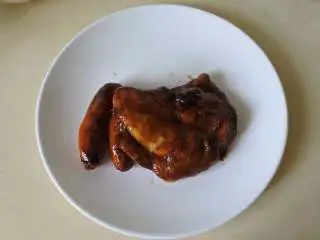 BBQ烧烤鸡腿扒套餐, 把2根烤肠放盘中，上面放一块鸡腿肉