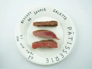 #东菱牛排机测评#爱是几分熟，我只要五分就好,现在我来切开看看三块肉扒的不同成熟度内里的肉质情况，可以很清楚的看出不同的成熟度。 