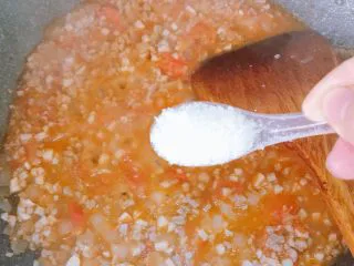 番茄蘑菇肉酱意大利面,加入两小勺白糖