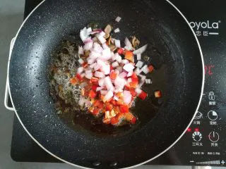 多汁碎牛排三明治,在加入洋葱，红辣椒和橄榄碎