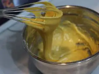 圣诞树枫糖戚风, 用蛋抽“Z”字型手法拌至没有干粉。这一步完成的面糊会比较浓稠。（如果担心过度起筋，可以将低粉分3次筛入，每次筛入后用刮刀翻拌均匀再加下一次） 