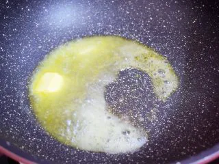 奥利奥牛扎糖,锅中放入黄油，小火翻炒至黄油融化