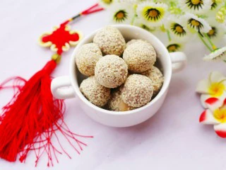 奶香芋泥芝麻球,奶香芋泥芝麻球就做好啦,烤的过程中满屋子都是浓郁的芋头香气,咬一口沙沙绵绵,超级好吃。