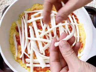 无需烤箱❗平底锅搞定菠萝披萨,铺上芝士