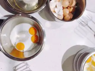 #春日烘焙教室#裸蛋糕,蛋黄盆里加15克糖+牛奶20克+色拉油20克拌匀；