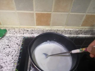 宝宝无糖奶酪棒,搅拌均匀，让牛奶和芝士融为一体